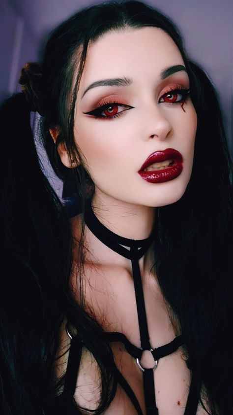 Vampire Makeup For Women, Vampire Makeup Inspiration, Vampire Makeup Female, Vampire Makeup Halloween Women, Vampire Makeup Easy, Vampire Queen Makeup, Cute Vampire Makeup, Female Vampire Makeup, Vampire Hairstyles For Women