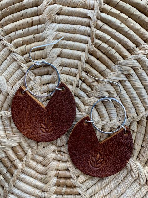 Thick brown hand stamped leather circle earrings. Lotus flower for a touch of feminine Leather Boho Earrings, Handmade Leather Everyday Earrings, Leather Earrings Diy, Elegant Round Leather Jewelry, Circle Leather Earrings, Elegant Brown Leather Earrings, Leather Jewelry Making, Handmade Leather Jewelry, Leather Jewelry Diy