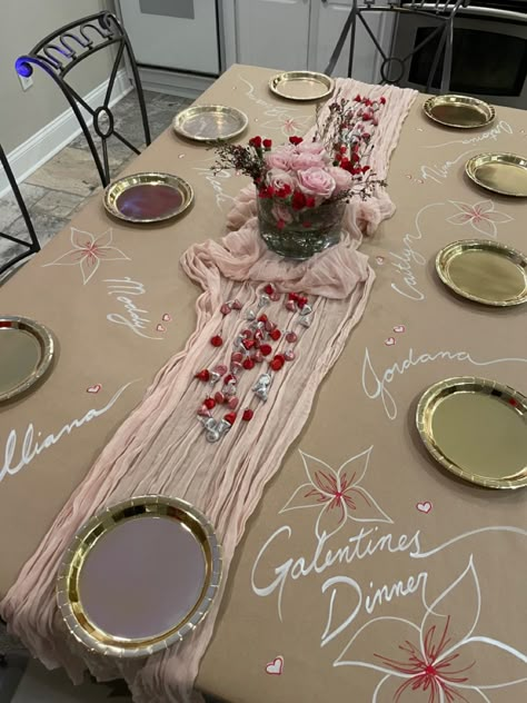 Table Paper Design, Valentines Day Table Decorations Ideas, Galentines Party Decor Table, Galentines Inspo Party, Table Scapes Dinner Party, Galentines Party Decorations Diy, Galentines Tablescape, Hosting Themes, Valentines Day Table Decor