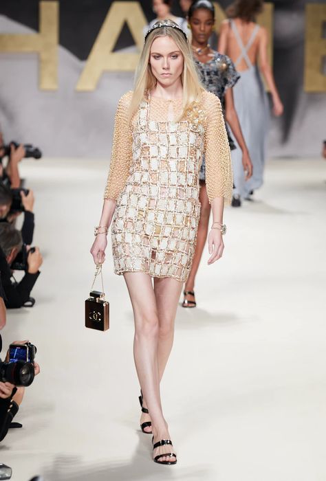 Chanel Spring 2022, Chanel And Dior, Chanel Summer, Coco Chanel Style, Streetwear Celebrities, 80s Trends, Chanel 2022, Moda Chanel, Chanel Fashion Show