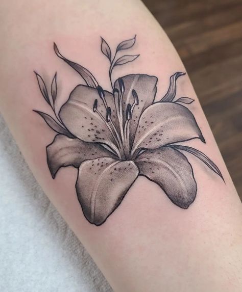 In a black and grey style, @kristylynneart designed and tattooed this lily. She used negative space and very little amounts of white ink for the highlights in the petals and leaves, which contrast the grey stipple shading. Black And White Lily Tattoo, Grey Contrast Colors, Tattoos With White Ink Highlights, Stipple Shading Tattoo, Cool Art Sketches, Lilies Tattoo, Lilly Tattoo Design, Stargazer Lily Tattoo, Tiger Lily Tattoos