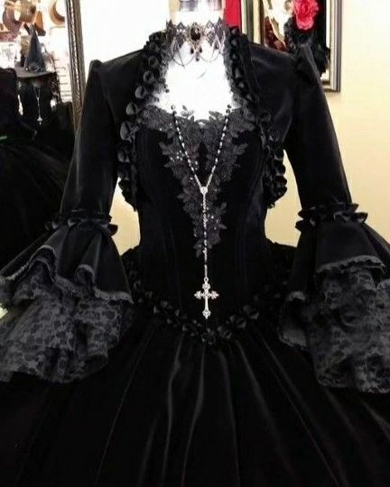 Goth Fits, Vampire Dress, Vampire Goth, Earthy Outfits, Old Fashion Dresses, Romantic Goth, Victorian Goth, Prom Dress Inspiration, Goth Dress