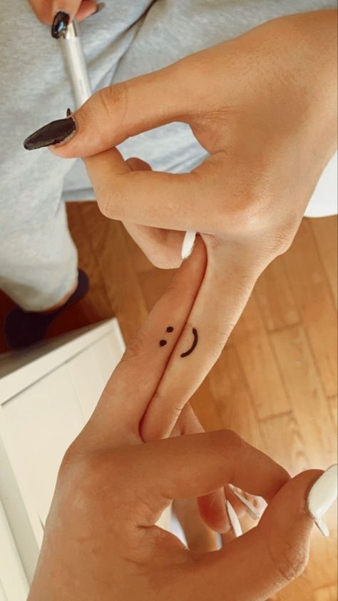 Matching Tattoos Smiley Face, Mini Tattoos For Sisters, Hand Tattoos For Best Friends, Matching Smiley Face Tattoos, Finger Tattoo Best Friend, Simple Small Matching Tattoos, Finger Tattoos For Sisters, Finger Tattoos Friends, Finger Tattoos Sisters