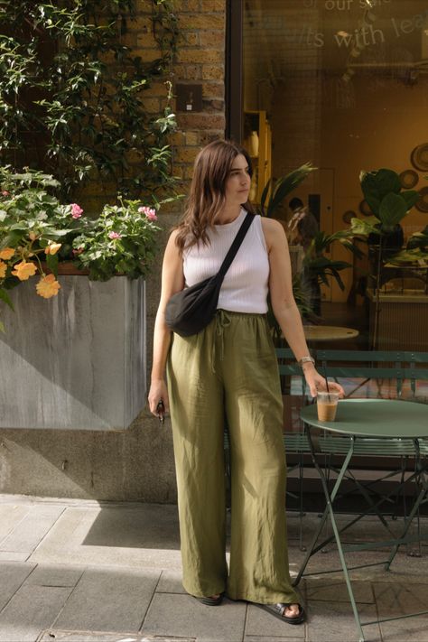 Olive Pants Summer Outfit, Khaki Linen Trousers Outfit, Cotton And Linen Clothing, Linen Trousers Outfit Aesthetic, Linen Pants Green, Loose Green Pants Outfit, Green Pants Summer Outfit, Street Style Plus Size Summer, Uniqlo Women Outfit Casual Summer