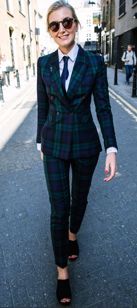 tartan suit Suits For Women Plaid, Houndstooth Suit Women, Tartan Suit Women, Plaid Suit Women, Womens Plaid Suit, Tartan Aesthetic, Women In Mens Suits, Plaid Suits Women, Tailored Suit Women