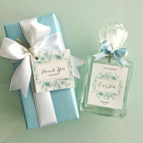 Just married wedding favor Perfume Giveaways Ideas, Perfume Favors, Perfume Souvenir, 18th Debut Ideas, Do Me A Favour, Giveaways Ideas, Decant Perfume, Small Perfume, Wedding Perfume