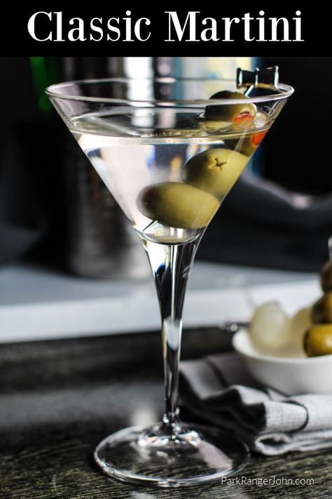 Classic Martini Recipes, Martini Recipes Classic, Dry Martini Recipe, Martini Classic, Martini Recipes Easy, Martini Recipes Vodka, Classic Martini, Classic Cocktail Recipes, Vodka Martini