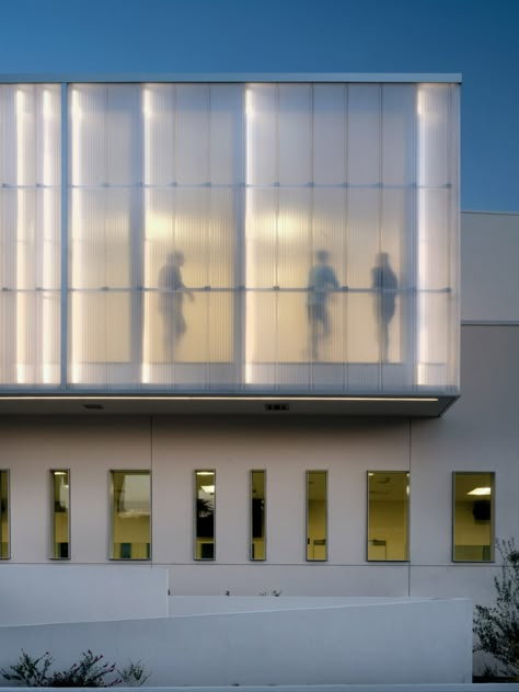 AUX Architecture clads Los Angeles arts centre in polycarbonate panels Polycarbonate Wall Outdoor, Simple Facade Design Architecture, Brick And Polycarbonate Architecture, Translucent Facade Architecture, Curtain Wall Architecture Facade Design, Translucent Material Architecture, Corner Window Architecture, Minimalist Facade Architecture, Double Glass Facade