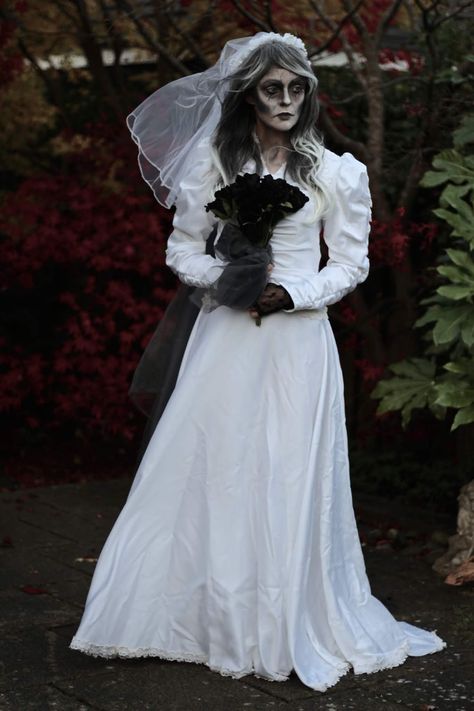 Zombie Bride Makeup, Bachelorette Halloween, Ghost Bride Costume, Zombie Bride Costume, Zombie Dress, Costume Zombie, Halloween Wedding Dresses, Halloween Bride Costumes, Zombie Clothes