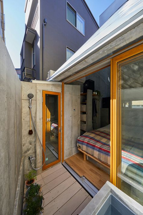 Japanese Tiny House Design, Concrete Tiny House, Japanese Tiny House, Takeshi Hosaka, Home Gym Design Garage, Japanese Architect, Micro House, Arch Design, Small Patio