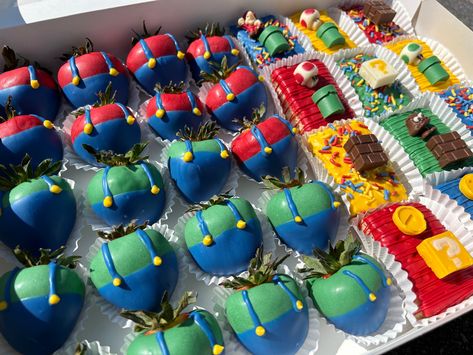 Super Mario Party Desserts, Super Mario Bros Party Treats, Mario Birthday Party Dessert Table, Super Mario Dessert Ideas, Super Mario Themed Desserts, Super Mario Bros Desserts, Super Mario Bros Treats, Super Mario Strawberries, Super Mario Bros Dessert Table