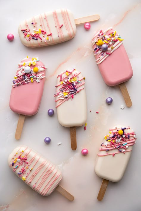 Cake Sickles, Cakesicles Ideas, Elegant Cake Pops, Pink Dessert Tables, Popsicles Cake, Cake Popsicles, Cake Pop Designs, Decorating Tips And Tricks, Fancy Sprinkles