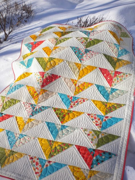 Quilting Triangles Free Motion, Quilting Flying Geese Free Motion, Triangle Quilting Designs, Free Motion Quilting Designs For Half Square Triangles, Quilt Patterns For Busy Fabric, Flying Geese Border, Flying Geese Quilt Ideas, Paper Borders, Half Square Triangle Quilts Pattern