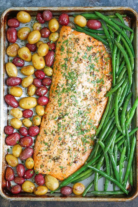 Sheet Pan Garlic Butter Salmon Roasted Potatoes And Green Beans, Sheet Pan Supper, Plats Ramadan, Potatoes And Green Beans, Garlic Butter Salmon, Sheet Pan Suppers, Sheet Pan Dinners Recipes, Butter Salmon, One Pan Dinner