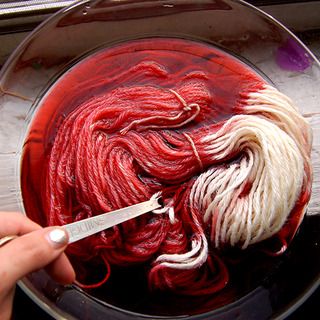 Dye wool with food coloring Dyeing Tutorials, Dye Yarn, Diy Dye, Dyeing Yarn, Natural Dye Fabric, Dyeing Fabric, Spinning Wool, Fabric Dyeing, Spinning Yarn