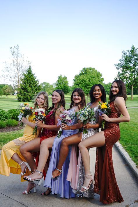 Prom Poses For Friends Group Shots, Cute Group Pictures, Prom Group Photos, Prom Group Poses, Hoco Photos, Hoco Pic Ideas, Prom Portraits, Prom Photography Poses, Funny Prom