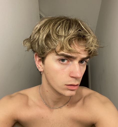 Dirty Blonde Men, Brown Hair Dye Men, Mens Dark Blonde Hair, Trendy Guy Haircut, Blonde Highlights Men, Men Highlights Hair, Blonde Highlights On Brown Hair Men, Male Highlights, Highlights Men