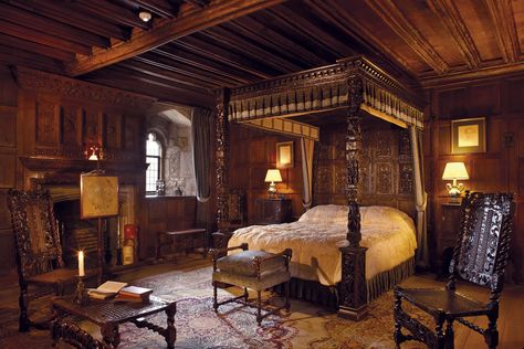 King Henry VIII's bed chamber at Hever Castle, Kent #tudor #kent Chalfield Manor, Medieval Bedroom, Hever Castle, Castle Rooms, Castle Bedroom, Chateau Hotel, Castle Decor, Tudor Era, King Henry Viii