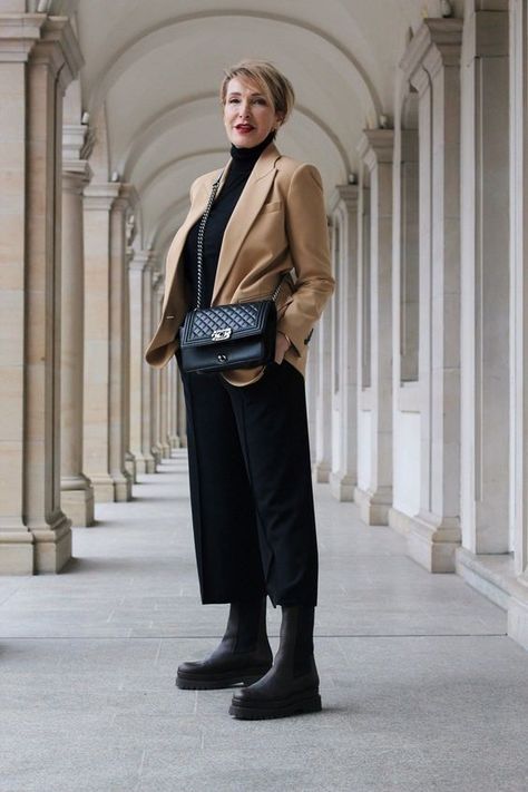 Black Culottes Outfit, Coulottes Outfit, Culotte Outfit, Fashion Boots Outfits, Mode Over 50, Outfits Frühling, How To Style Culottes, Culottes Outfit, Black Culottes