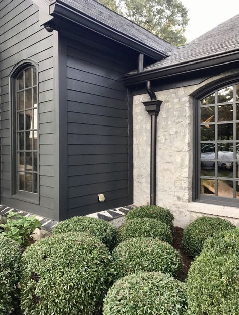 Black Houses, Pintura Exterior, Casa Exterior, Modern House Exterior Colors, Design Exterior, Farmhouse Exterior, House Paint Exterior, Exterior Paint Colors, Black Exterior