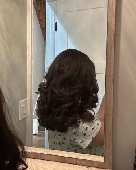 Blow Out Curls On Brown Hair, Layers In Short Curly Hair, Different Layered Haircuts Medium, 90s Blowout Dark Hair, Root Perm For Volume, Big Wavy Curls Medium Lengths, Shoulder Length Blowout Curls, Curled Hair Layers, 90s Lob Haircut Brunette