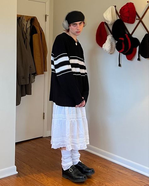 Maxi Skirt Outfit Masc, Men In Maxi Skirts, Men Skirt Outfits Aesthetic, Masculine Skirt Outfit, Male Skirt Outfit, Masc Skirt Outfit, Feminine Guy Outfits, Men Skirt Outfits, Men In Skirts Fashion