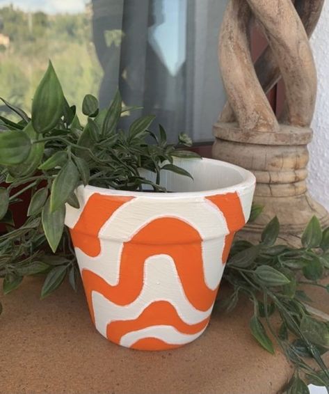 Painted Pot Aesthetic, Pot Paintings Ideas, Cool Pot Painting Ideas, Painted Pots Simple, Mini Terra Cotta Pot Paint, Painted Pots For Plants, Paint Your Own Plant Pot, Aesthetic Flower Pot Painting, Painting Pot Plants