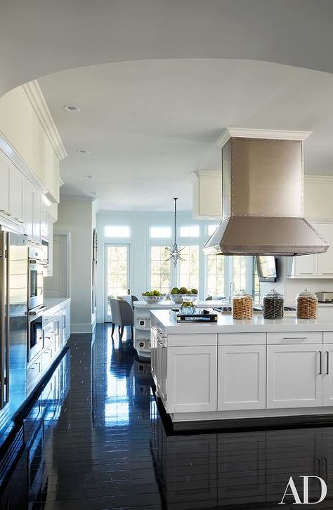 Khloe Kardashian - Chic white kitchen features white cabinets paired with white quartz countertops alongside a glossy black floor. Kourtney Kardashian House, Khloe Kardashian House, Kardashian House, Calabasas Homes, Kardashian Home, Design Del Prodotto, Celebrity Houses, California Homes, Style At Home