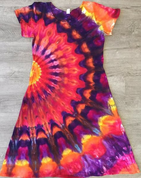 Sundress -- I LOVE t-shirt dresses!  I think I'd like this one better if there wasn't so much orange, though. Tie Dye Color Schemes, Mandala Dress, Dye Projects, Tie Dye Shirts Patterns, Tie Dye Patterns Diy, Tie Dye Ideas, Diy Tie Dye Shirts, Make A Tie, Tie Dye Party