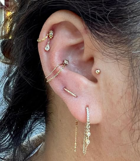 Helix Ideas, Next Piercing, Earring Aesthetic, Ear Piercings Ideas, Minimalist Ear Piercings, Ear Styling, Ear Stacks, Unique Ear Piercings, Ear Curation