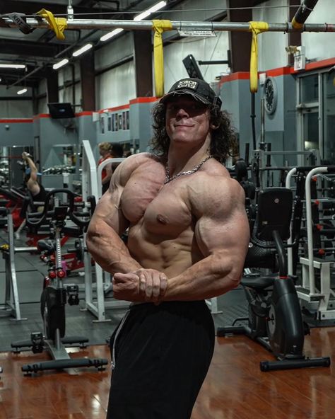 Sam Sulek posing after chest workout, side chest pose Shizzylifts Gym, Sam Sulek Aesthetics, Sam Sulek Physique Wallpaper, Sam Sulek Physique, Sam Sulek Pfps, Sam Sulek Wallpaper, Bodybuilder Pose, Posing Bodybuilding, Bodybuilding Poses