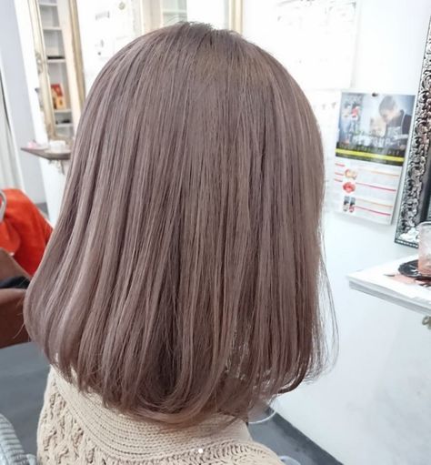 Asian Girls Are Now Asking For #MilkTeaHair In Latest Viral Trend Tea Blonde Hair, Milk Tea Hair Color Asian, Milk Tea Blonde Hair, Milk Tea Blonde, Liese Bubble Hair Color, Tea Hair Color, Milk Tea Hair Color, Blonde Hair Ombre, Blonde Hair Bangs