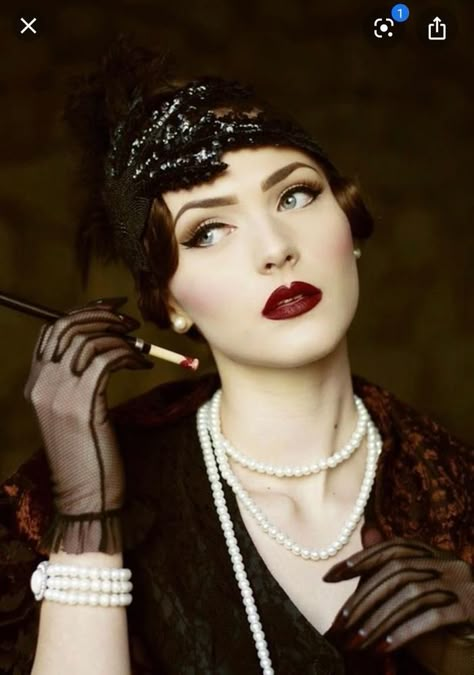 1920s Makeup look - Beauty Insider Community 1920s Makeup Look, Gatsby Makeup, Flapper Makeup, 20s Makeup, Maquillage Goth, Fete Emo, Gatsby Outfit, 1920s Makeup, Idda Van Munster