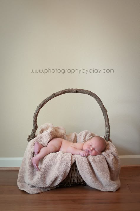 Newborn Easter Photos, Newborn Basket, Baby Boy Newborn Pictures, Foto Newborn, Newborn Photography Boy, Baby Pictures Newborn, Baby Boy Pictures, Newborn Baby Photoshoot, Baby Boy Photography