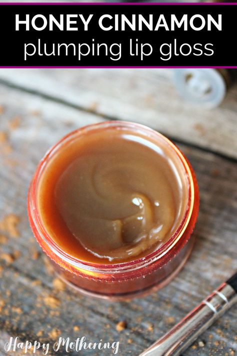 Do you want to learn how to make homemade lipgloss? This easy DIY Honey Cinnamon Lip Gloss uses only a few simple ingredients for a tasty natural shine! #lipgloss #diybeauty #naturalbeauty #naturalmakeup #diycosmetics #naturalcosmetics #cinnamon Homemade Lip Gloss, Lip Gloss Recipe, Homemade Lip Balm Recipe, Gloss Hair, Gloss Diy, Diy Lip Balm Recipes, Diy Honey, Makeup Recipes, Lip Scrub Homemade