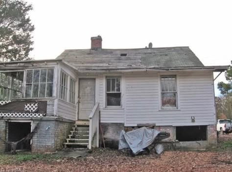 Midwest Emo Aesthetic House, Old Run Down Houses, Rundown House Aesthetic, Low Class House, Appalachian Architecture, 80s House Exterior Aesthetic, Poor House Aesthetic, American House Aesthetic, Midwestern House