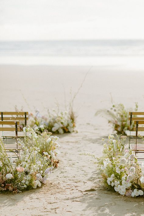 Beach Ceremony Ideas, Spring Beach Wedding, Coastal Elopement, Small Beach Weddings, Oregon Coast Wedding, Oregon Coast Elopement, Simple Beach Wedding, Airbnb Wedding, Beach Wedding Ceremony