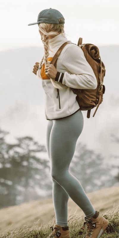 what to wear on a hiking date + 25 hiking outfits that are really cute Hiking Date, Hike Outfit, Wander Outfit, Trekking Outfit, Cute Hiking Outfit, Outdoorsy Style, Hiking Fits, Look Legging, Hiking Outfits