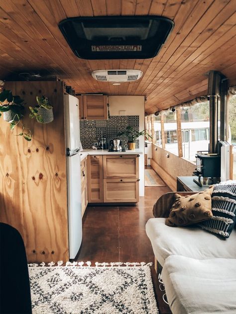 Bus Remodel, Gym House, School Bus Tiny House, School Bus Camper, Camper Vintage, School Bus House, Converted Bus, Bus Interior, Tiny House Talk