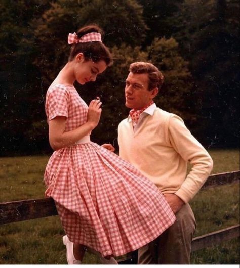 1950s Couple, 1950s Aesthetic, 50s Aesthetic, Vintage Couples, Vintage Romance, Vintage Americana, Feminine Aesthetic, Moda Vintage, I Love Girls