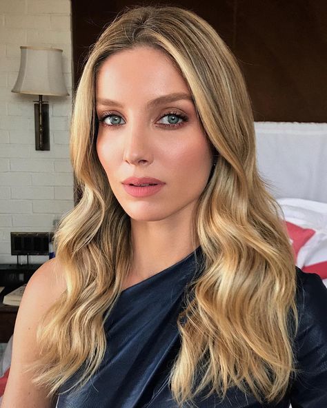 Hung Vanngo on Instagram: “Last press day with the gorgeous @annabellewallis ❤️ @tagthemovie #TagMovie. Styled by @samanthamcmillen_stylist 💇 @rebekahforecast 💄…” Anabelle Wallis, Grace Burgess, Patrick Melrose, Annabelle Wallis, Smith Family, British Women, Beauty Face Women, Festival Hair, Blonde Women