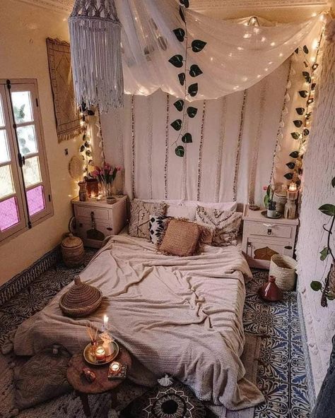 Beds On Floor Ideas, Floor Bedroom Ideas, Bed On The Floor, Mattress On Floor, Instagram Direct, Bohemian Bedroom Decor, Deco Boheme, Floor Bed, Living Room On A Budget