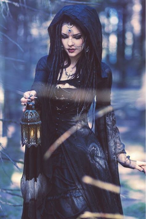 Witches Costumes For Women, Witch Photoshoot, Witch Photos, Gothic Costume, Witch Coven, Costumes College, Witch Costumes, Halloween Photography, Beautiful Witch