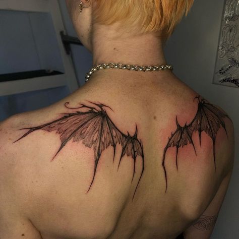 KOALA DI🐉 on Instagram: “Well used wings highly experienced flyer @plkpnn 🦇🦇🦇” Demon Wing Back Tattoo, Dragon Wing Back Tattoo, High Back Tattoo, Dragon Wings Back Tattoo, Dragon Wings Tattoo On Back, Trapped Tattoo, Back Tattoos Wings, Dragon Wing Tattoo, Back Wing Tattoo