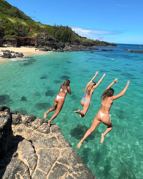 Summer Beach Girl, Adventure With Friends, Girls Beach Trip, Beach Girl Aesthetic, Cliff Jumping, Summer Picture Poses, Beach Friends, Grooming Tips, Summer Goals