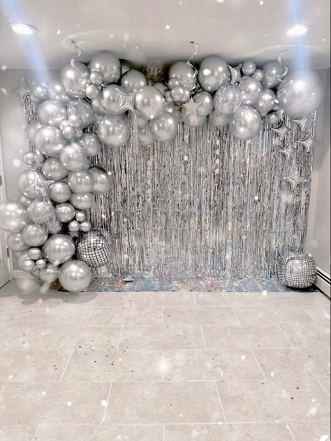 Silver 60th Birthday Decorations, White And Grey Birthday Decorations, Silver Backdrop With Balloons, Silver 21st Birthday Decorations, Glitz And Glam Photobooth, Silver Theme Birthday Party Decoration, 18th Birthday Party Ideas Black And Silver, Sweet 16 Silver Theme, Mirror Ball Party Decor