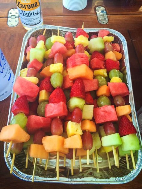 Fruit Shish Kabobs, Fruit Kabob, Fruit Platter Designs, Shish Kabobs, Fruit Skewers, Fruit Kabobs, Healthy Food Dishes, Food Therapy, Healthy Food Motivation