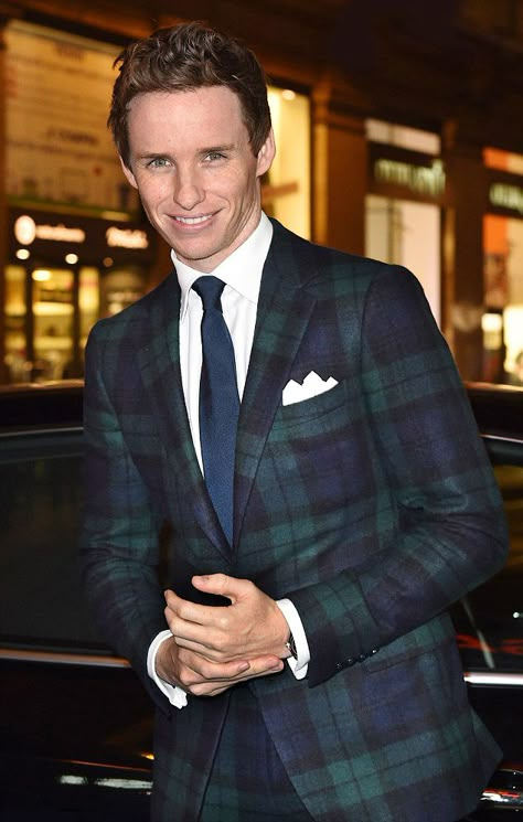 Eddie Redmayne rocks a Blackwatch tartan suit at the Turin Film Festival.  HE reminds me of a young Charlton Heston! Blackwatch Tartan, Tartan Blazer, Tartan Suit, Formal Tuxedo, Flannel Suit, Suits Men Business, Black Watch Tartan, Preppy Men, Checked Suit