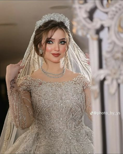 Arabic Hairstyles Wedding, Arabic Hair Styles, Arab Bride Hairstyles, Arabic Hairstyles, Arab Bride, Bride Hair Down, Wedding Teaser, Beautiful Gown Designs, Pakistani Bridal Hairstyles