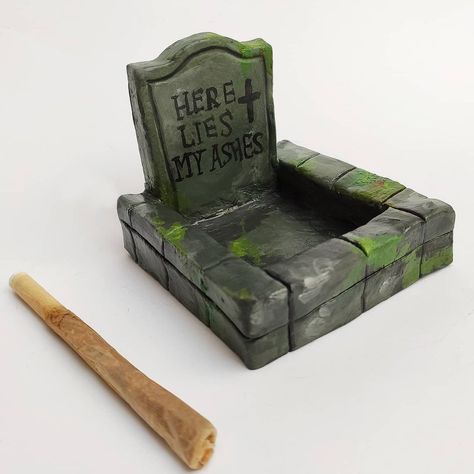 Grave ashtray ⚰️✨ • 7,5x8cm • formed from modeling clay • painted with acrylic paint • sealed with epoxy resin Available on my Etsy 💕… Air Dry Clay Ideas, Dry Clay Ideas, Diy Air Dry Clay, Sculpture Art Clay, Air Dry Clay Projects, Tanah Liat, Clay Diy Projects, Clay Paint, Clay Crafts Air Dry